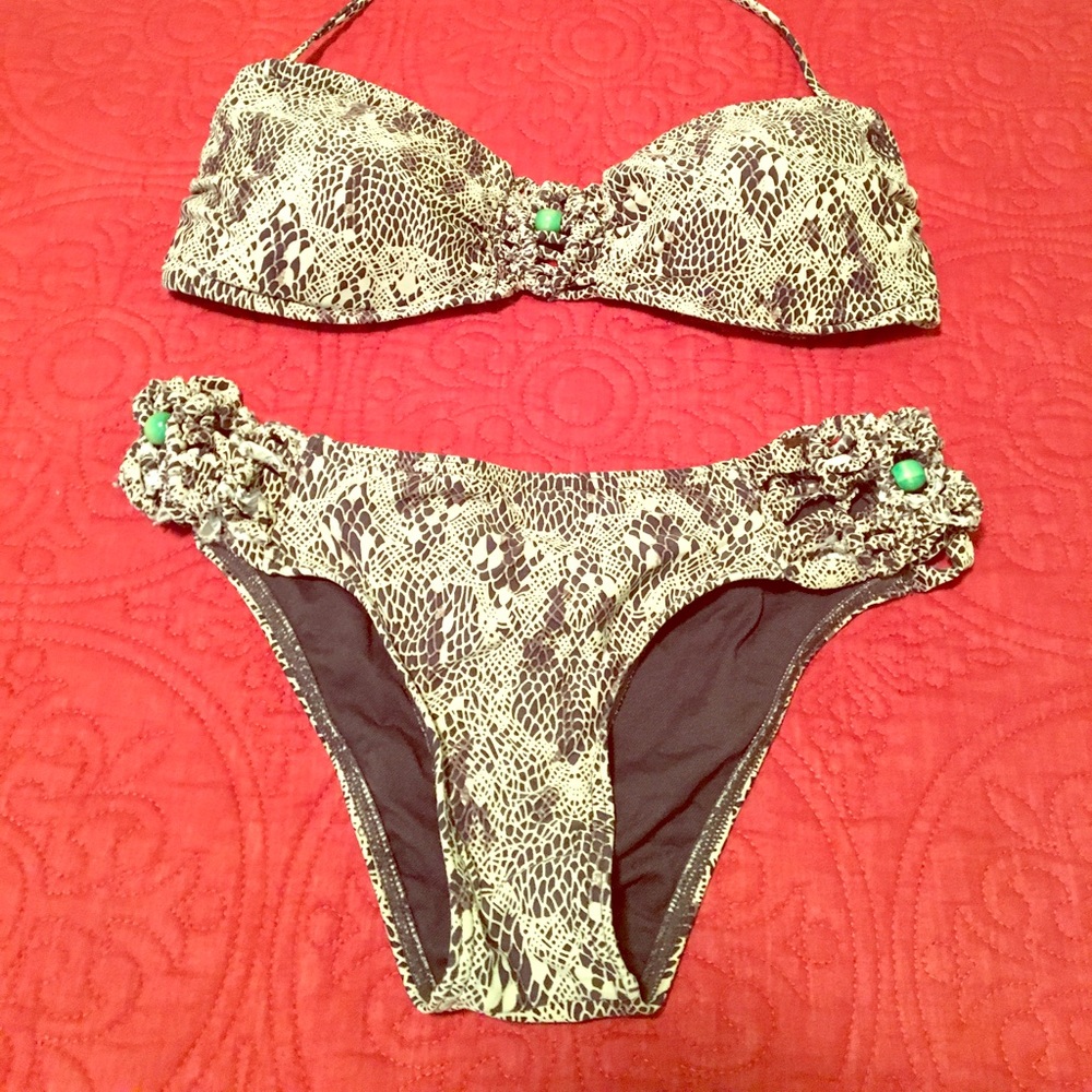 Snakeskin print. 2-piece suit.